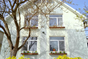 GARDEN COTTAGE Buzovna near Beach, Airport.